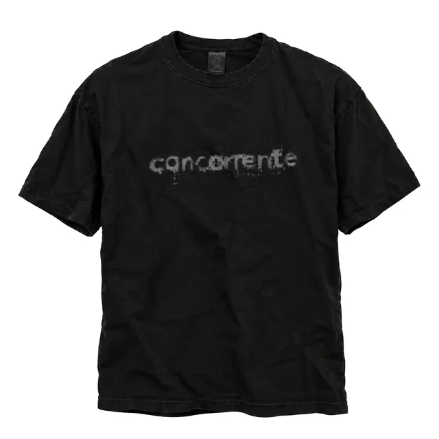 Camiseta de concorrente, desbotada e com a estampa rachada (imagem ilustrativa)