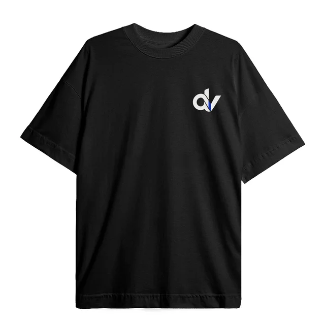 Camiseta oversized preta da duavesso, com o dv pequeno no peito