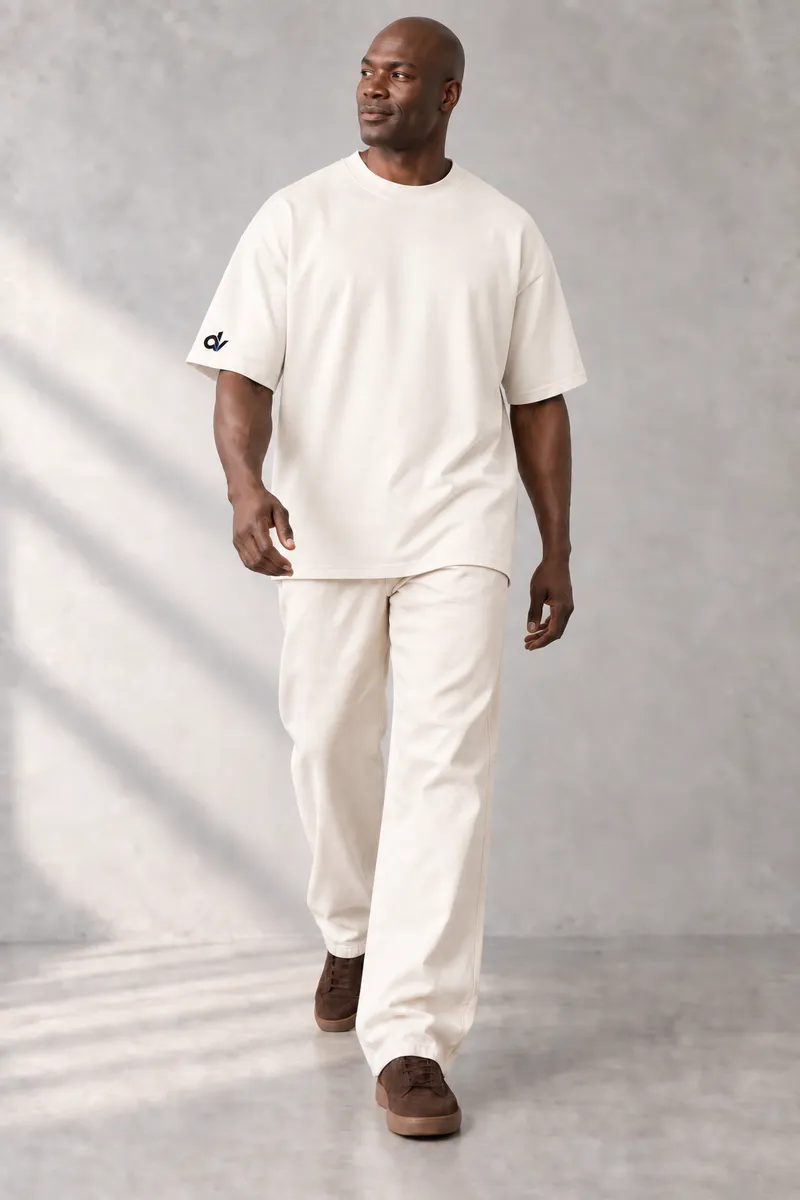 Modelo vestindo a camiseta oversized branca da duavesso
