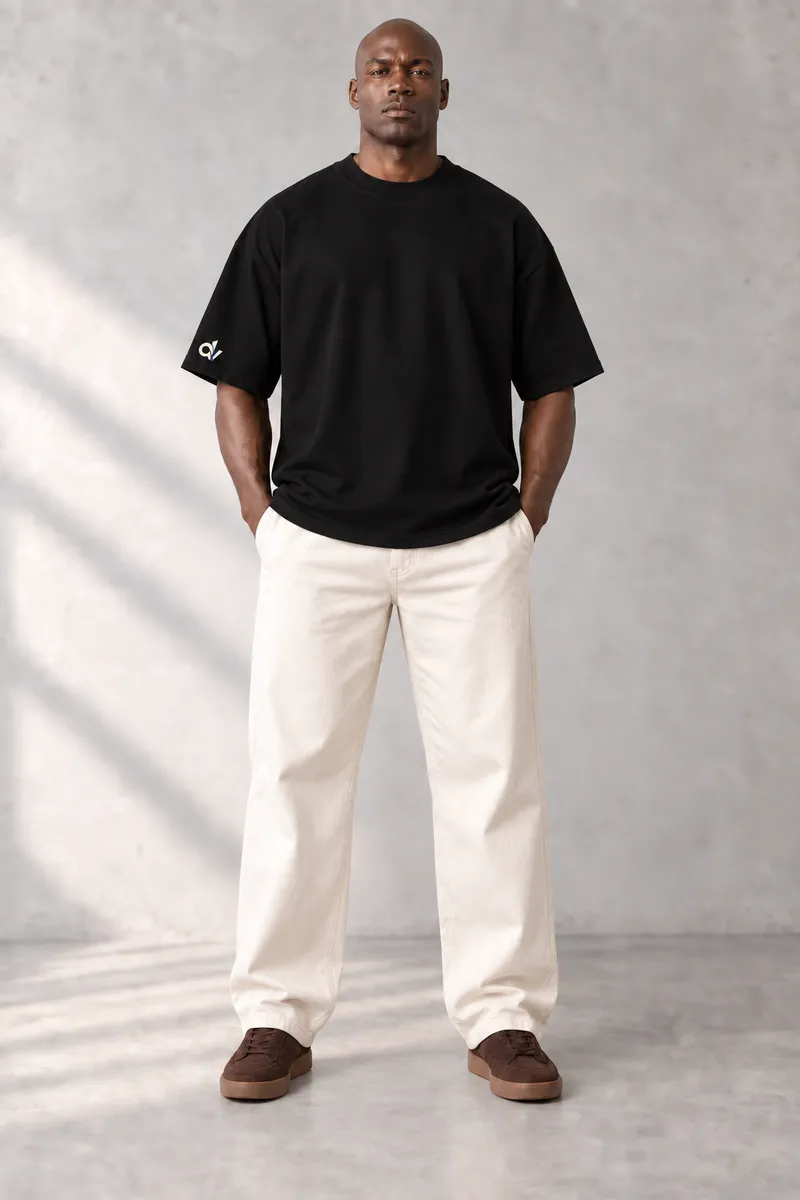 Modelo vestindo a oversized preta
