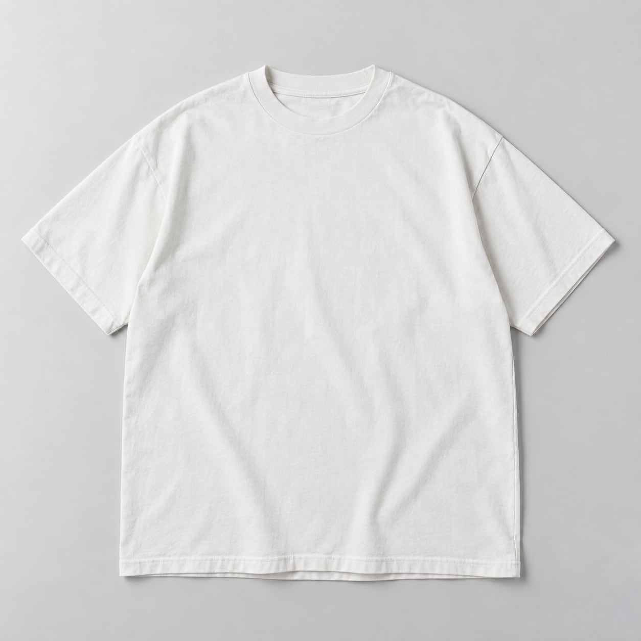 Camiseta branca com uma composição tipográfica personalizável